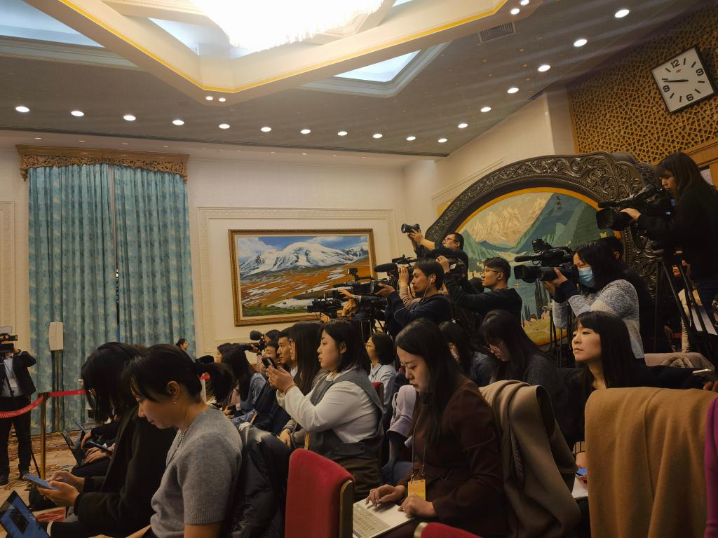 两会现场速递｜“新疆开放的大门只会‘越开越大’”