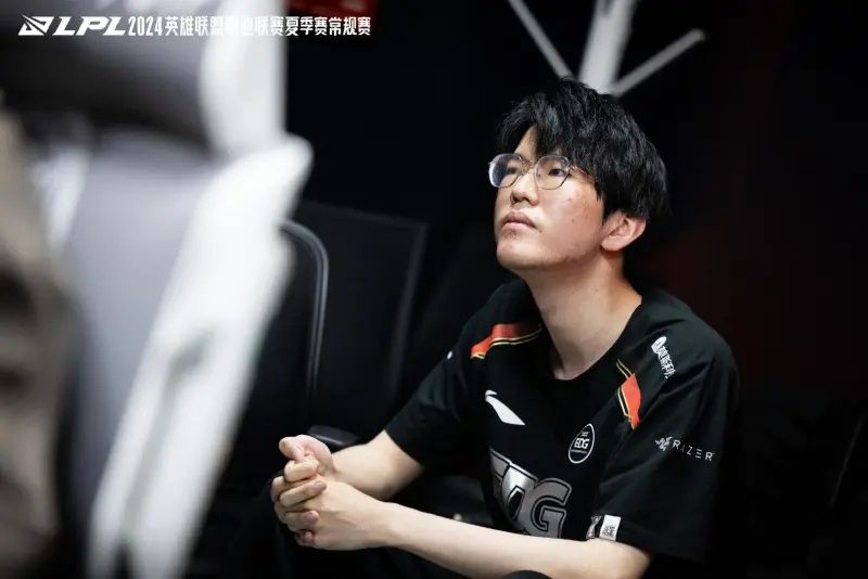 [LPL群访]Jiejie谈对阵OMG首局败因：在比赛途中丢了两条大龙